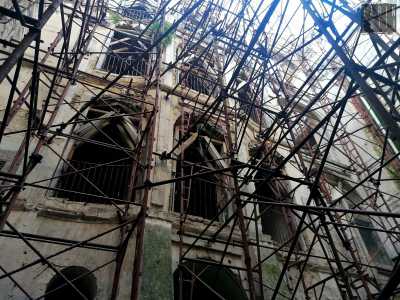 ...su tre differenti livelli intorno a una tromba quadrangolare, creano un complesso gioco di volte rampanti e di archi a pieno centro. Sulla destra invece scorgiamo un asse suppletivo, ad arcate sovrapposte, con funzione scenografica